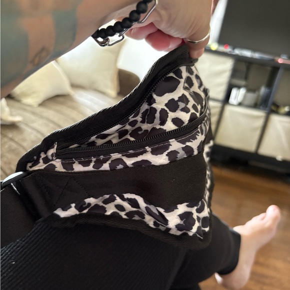 LeSportsac Monochrome Leopard Crossbody Bag - Picture 7 of 13